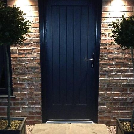 Villa Luxury Coach House Next To Woodland In Knutsford Exterior foto