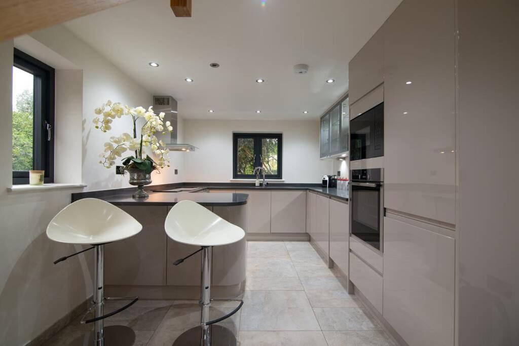 Villa Luxury Coach House Next To Woodland In Knutsford Exterior foto