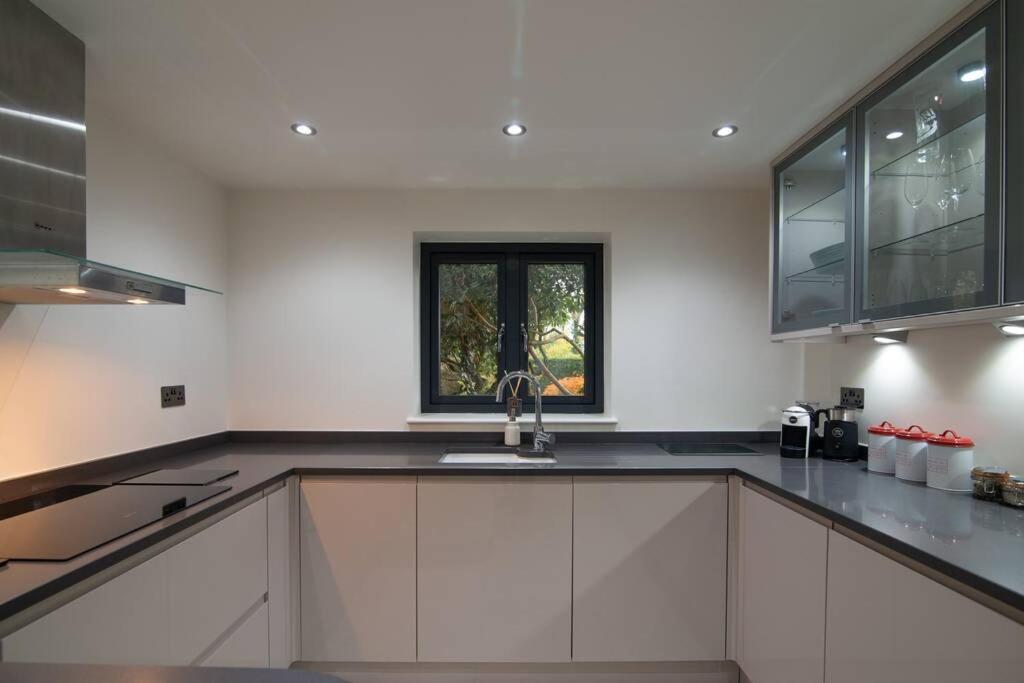 Villa Luxury Coach House Next To Woodland In Knutsford Exterior foto