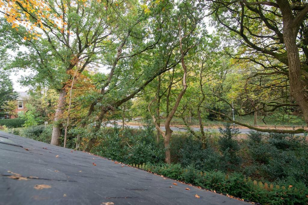 Villa Luxury Coach House Next To Woodland In Knutsford Exterior foto