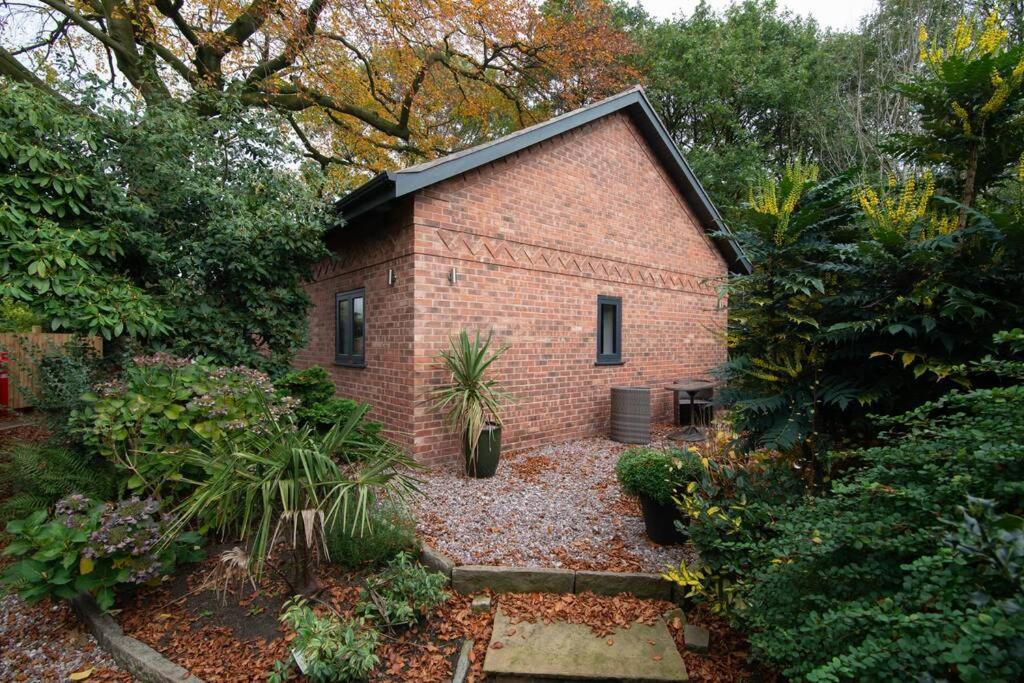 Villa Luxury Coach House Next To Woodland In Knutsford Exterior foto