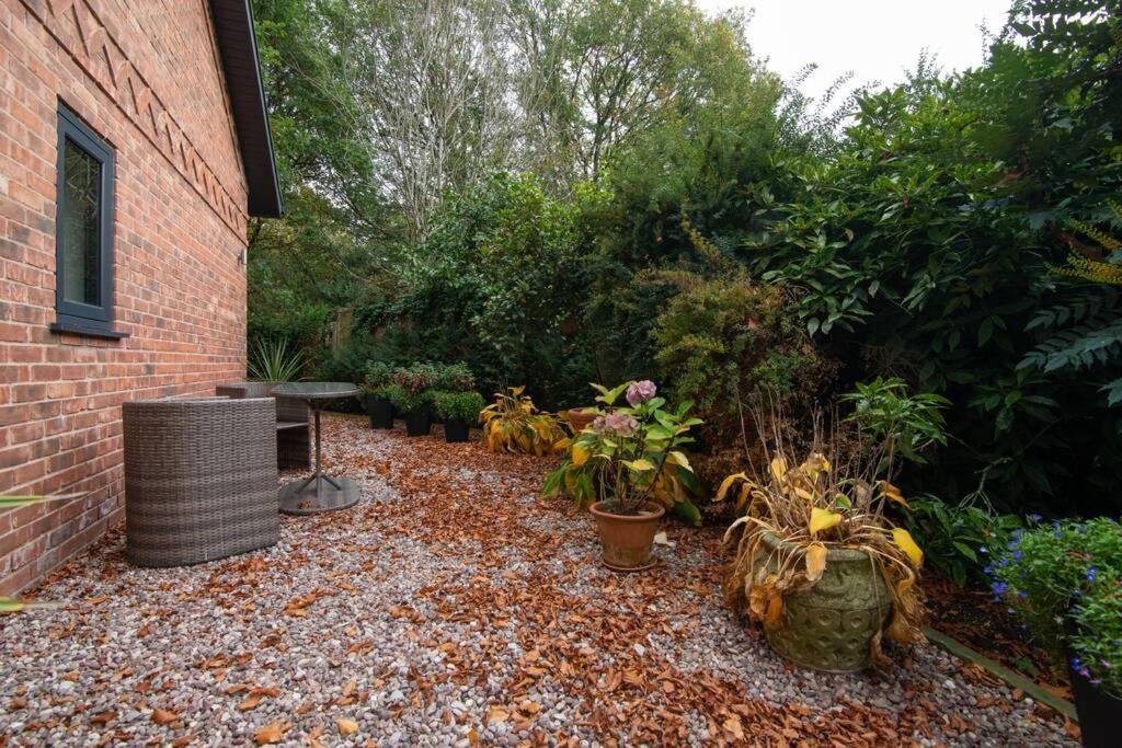 Villa Luxury Coach House Next To Woodland In Knutsford Exterior foto