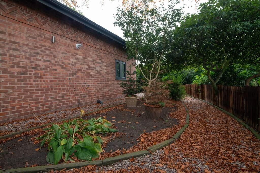 Villa Luxury Coach House Next To Woodland In Knutsford Exterior foto