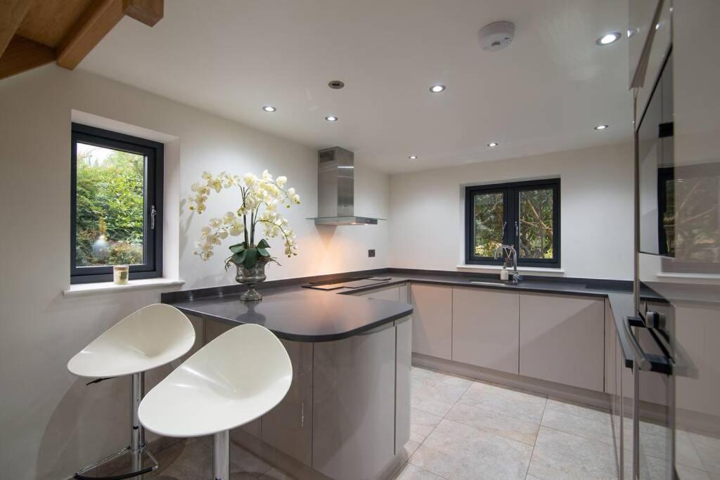 Villa Luxury Coach House Next To Woodland In Knutsford Exterior foto