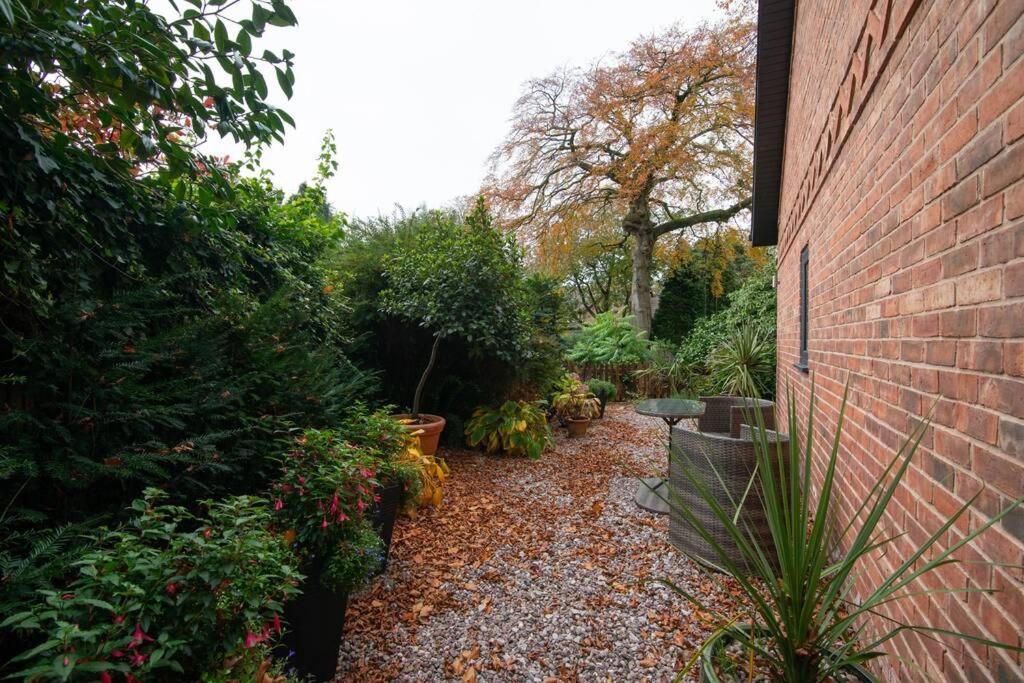 Villa Luxury Coach House Next To Woodland In Knutsford Exterior foto
