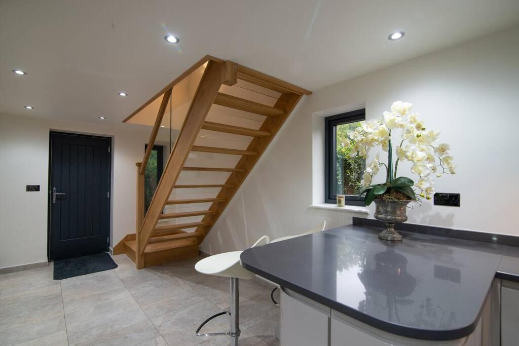 Villa Luxury Coach House Next To Woodland In Knutsford Exterior foto