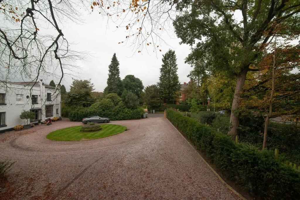 Villa Luxury Coach House Next To Woodland In Knutsford Exterior foto