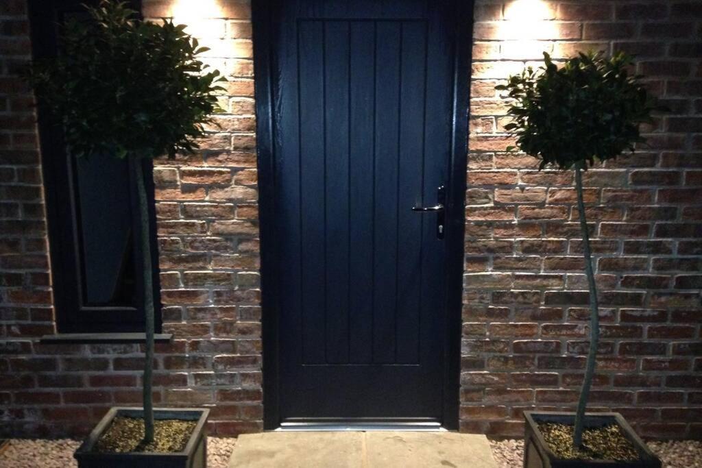Villa Luxury Coach House Next To Woodland In Knutsford Exterior foto
