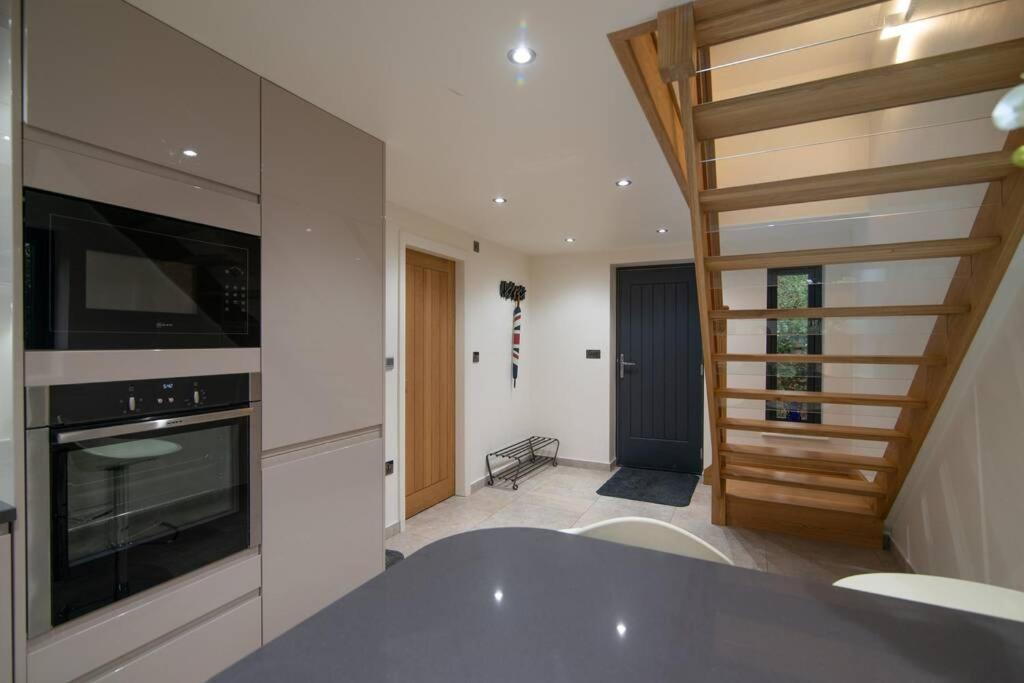 Villa Luxury Coach House Next To Woodland In Knutsford Exterior foto