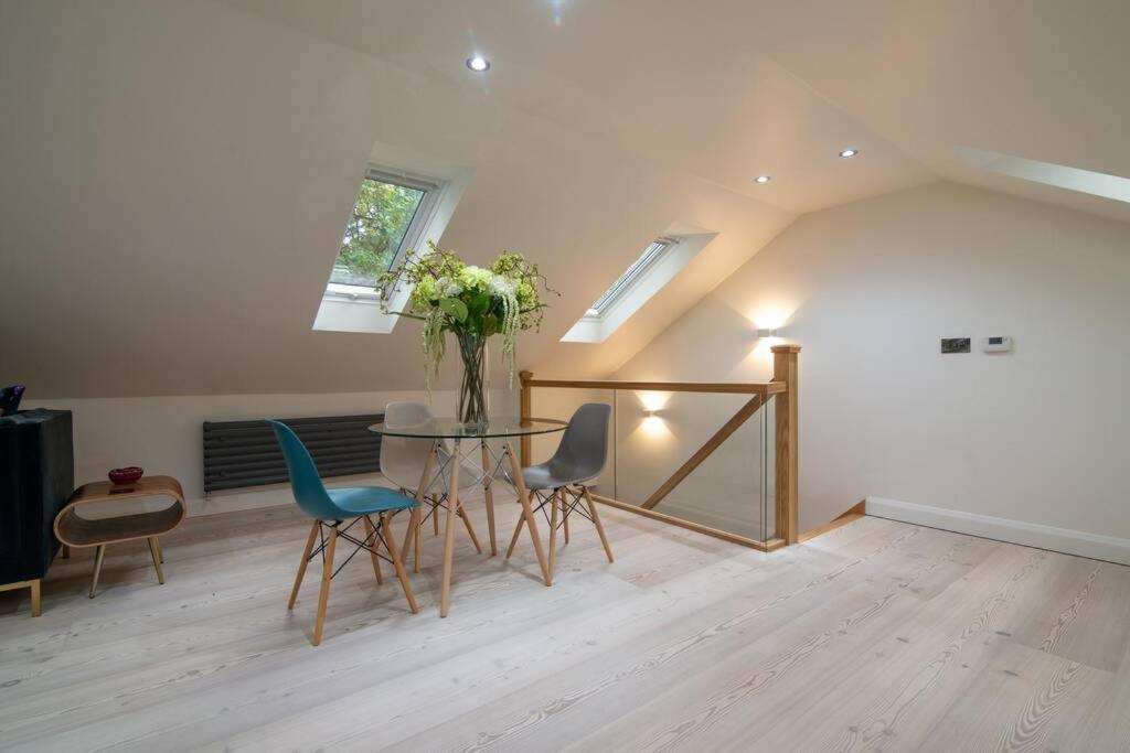 Villa Luxury Coach House Next To Woodland In Knutsford Exterior foto