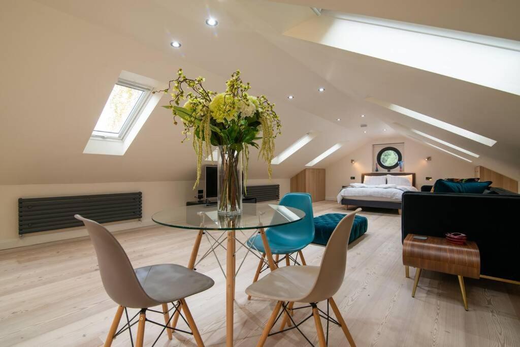 Villa Luxury Coach House Next To Woodland In Knutsford Exterior foto
