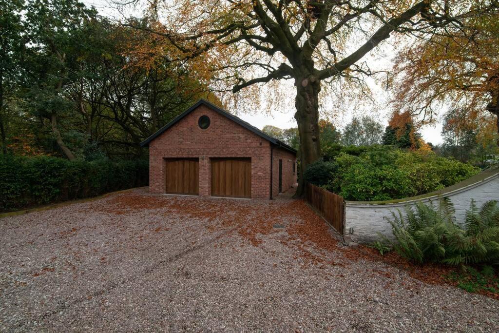 Villa Luxury Coach House Next To Woodland In Knutsford Exterior foto