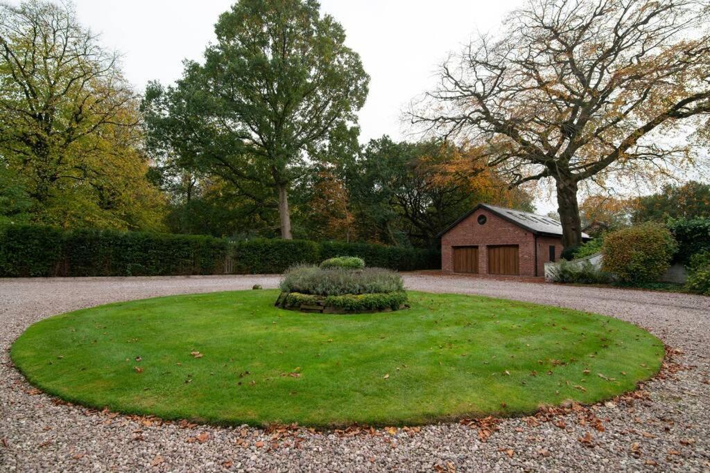 Villa Luxury Coach House Next To Woodland In Knutsford Exterior foto