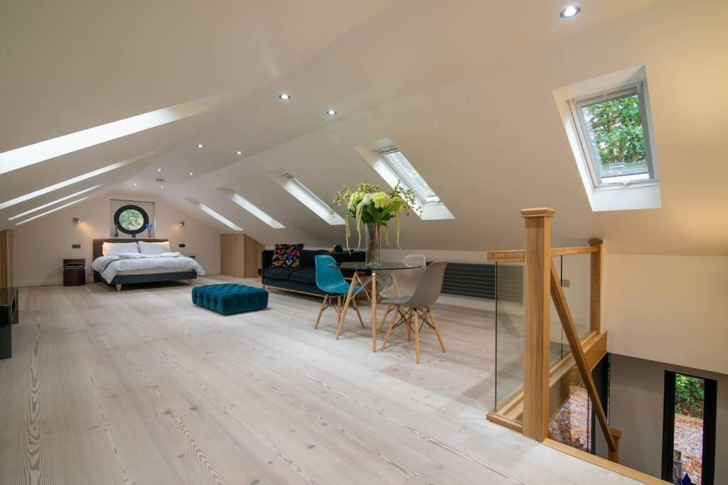 Villa Luxury Coach House Next To Woodland In Knutsford Exterior foto