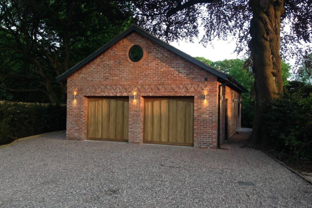 Villa Luxury Coach House Next To Woodland In Knutsford Exterior foto