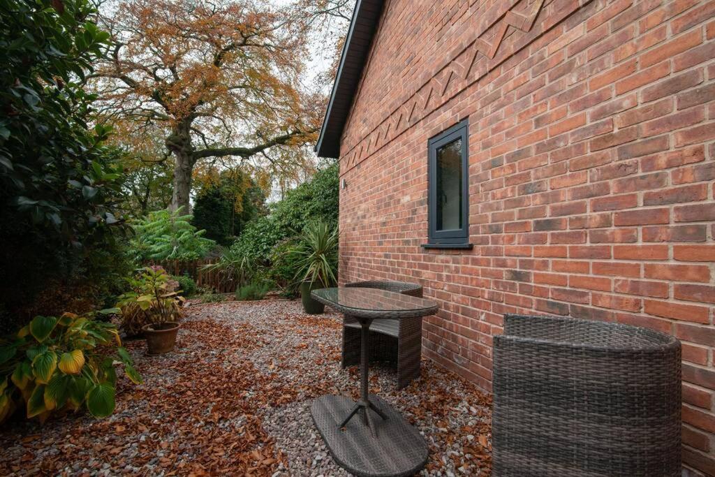 Villa Luxury Coach House Next To Woodland In Knutsford Exterior foto