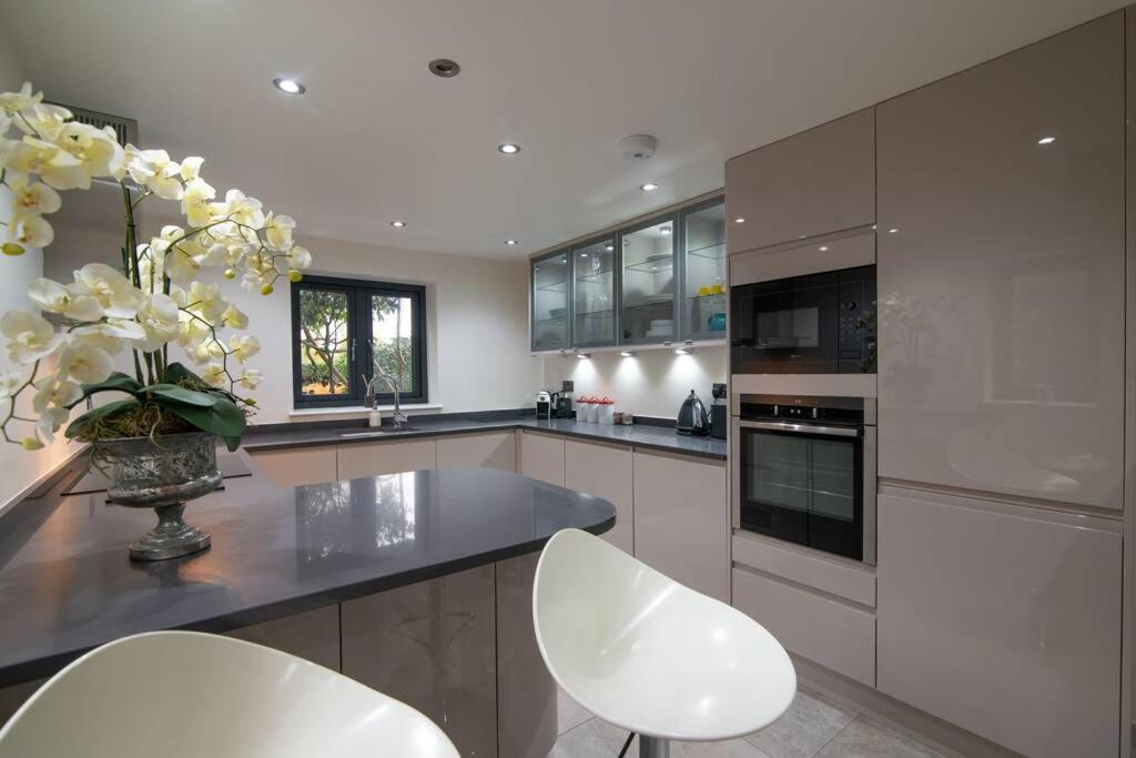 Villa Luxury Coach House Next To Woodland In Knutsford Exterior foto